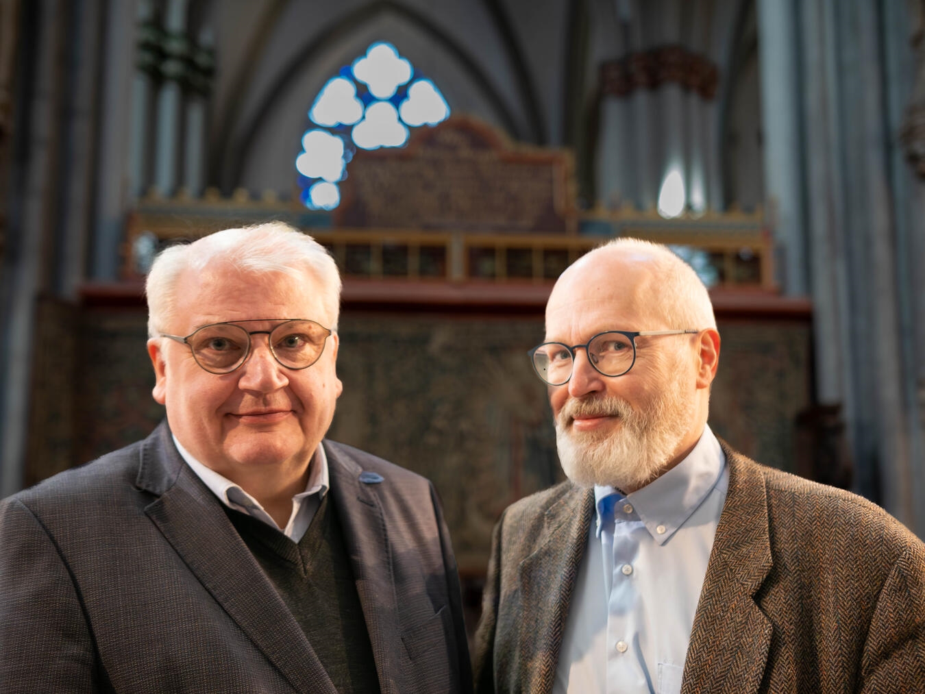 Propst Stefan Notz (l.) und Dr. Thomas Fusenig hoffen, dass sich viele Gemeindemitglieder sowie Besucher des Domes eine Meinung zu den zurückgekehrten Reliquien bilden.