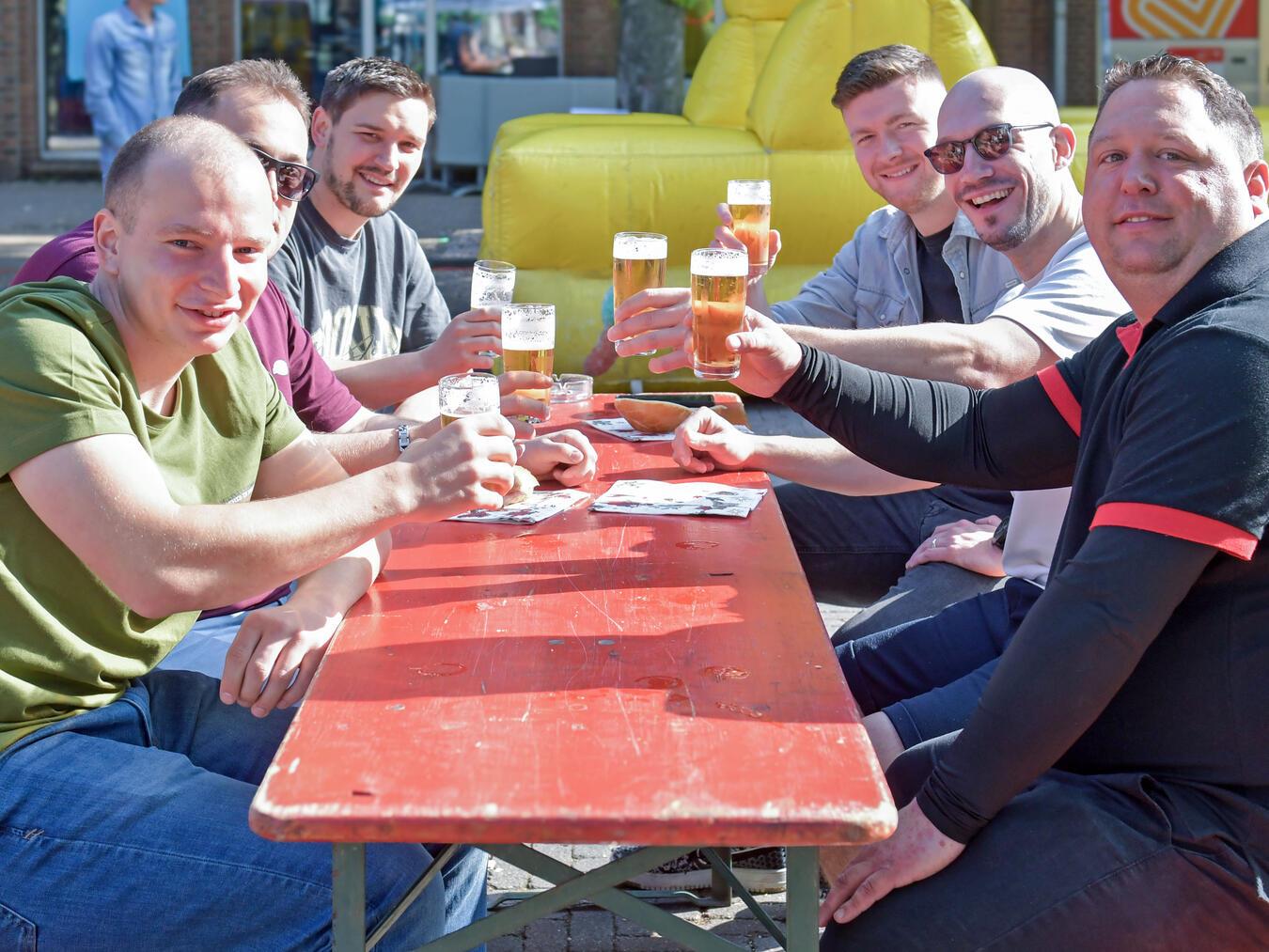 Prost: Für viele Gruppen ist der Eltener Markt am Vatertag wieder Startpunkt oder Zwischenstation, etwa auf ihrer Radtour. NN-Foto: Rüdiger Dehnen (Archiv)