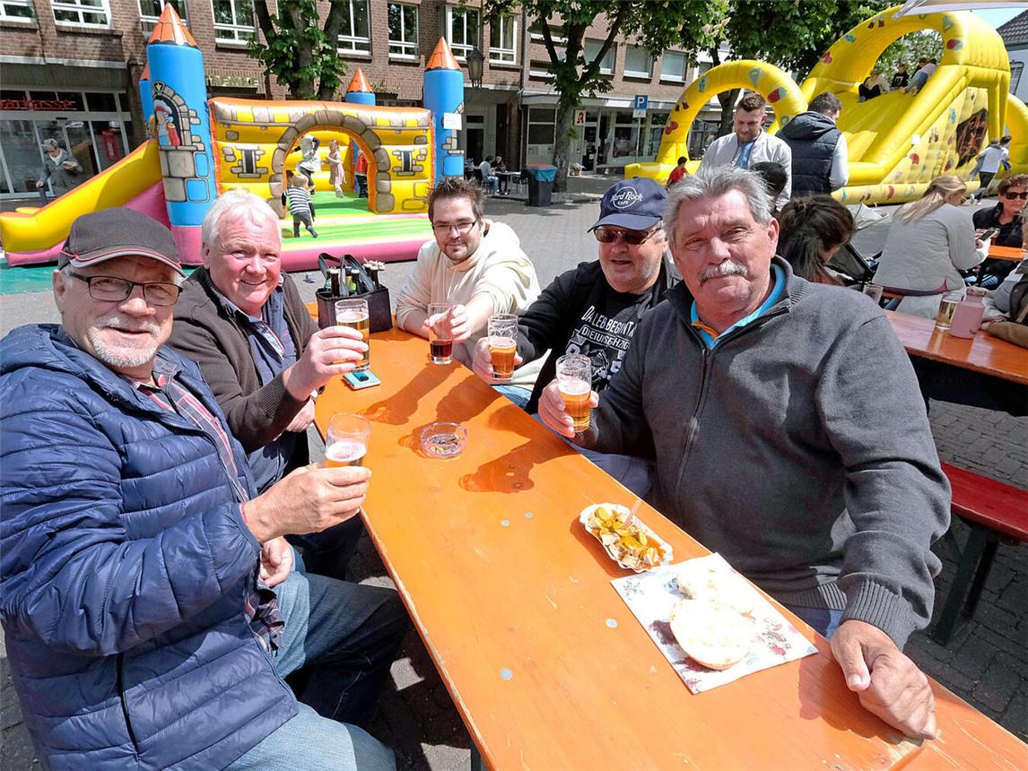 Prost: Für viele Gruppen ist der Eltener Markt am Vatertag wieder Startpunkt oder Zwischenstation. NN-Fotos: Rüdiger Dehnen (2, Archiv)