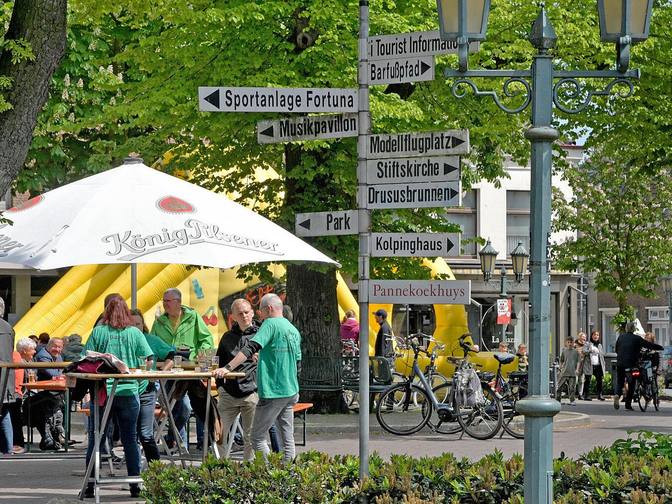 Prost: Für viele Gruppen ist der Eltener Markt am Vatertag wieder Startpunkt oder Zwischenstation. NN-Fotos: Rüdiger Dehnen (2, Archiv)
