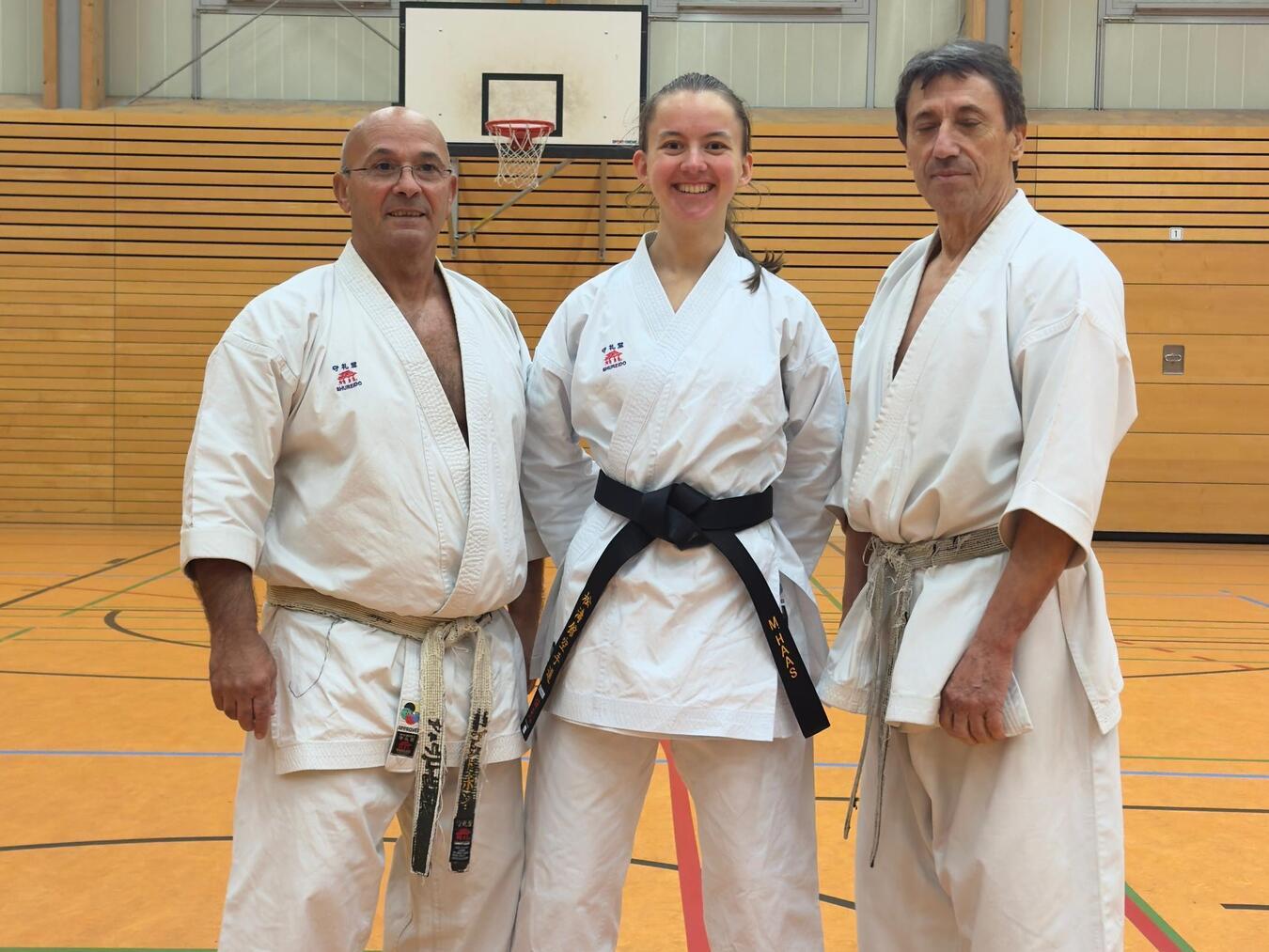 Marie Haas hat den Schwarzen Gürtel Prüfung bestanden: Marie Haas mit Bundestrainer Eftimios Karamitsos und Georg Karas. Foto: Kaiten Bedburg-Hau