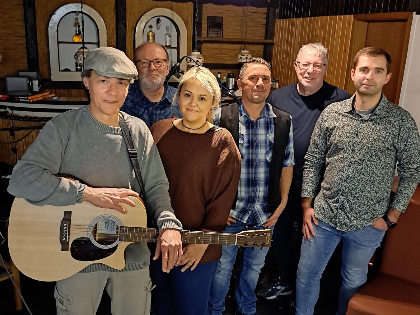 Public Alehouse Underground sind: Hans de Jong aus Kekerdom (drums, cajon, vocals), Linda Geurtz aus Goch (vocals), Marc Krebbers aus Kleve (mix, keyboards, vocals), Peter Pohl-Siebert aus Kleve (bass, blues harp, vocals), Berthold Wanders aus Emmerich (guitar, vocals) und Henning Woitge aus Kleve (piano, guitar, vocals). Foto: Public Alehouse Underground