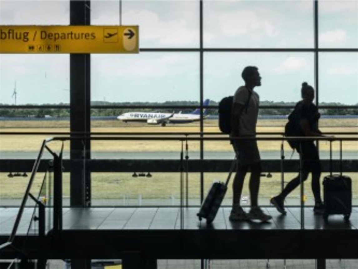 Flughafen Weeze Herbstferien, Flugzeuge am Himmel, Reisemöglichkeiten ab Weeze, Foto von Markus van Offern.