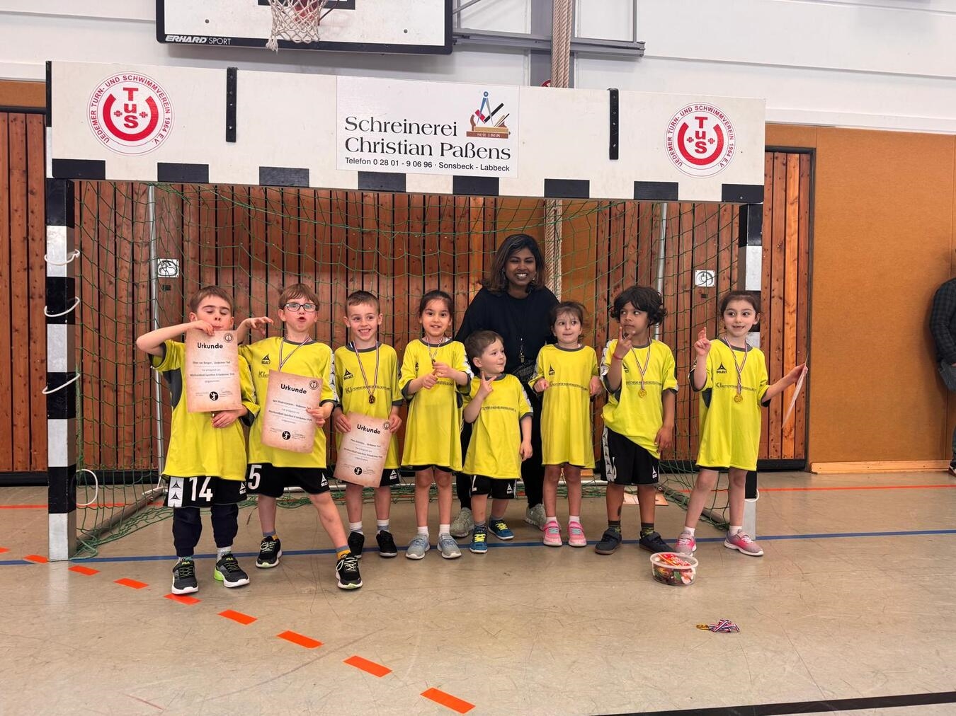 Punitha Janßen trainiert die kleinen Handballer beim Uedemer TuS. Foto: privat