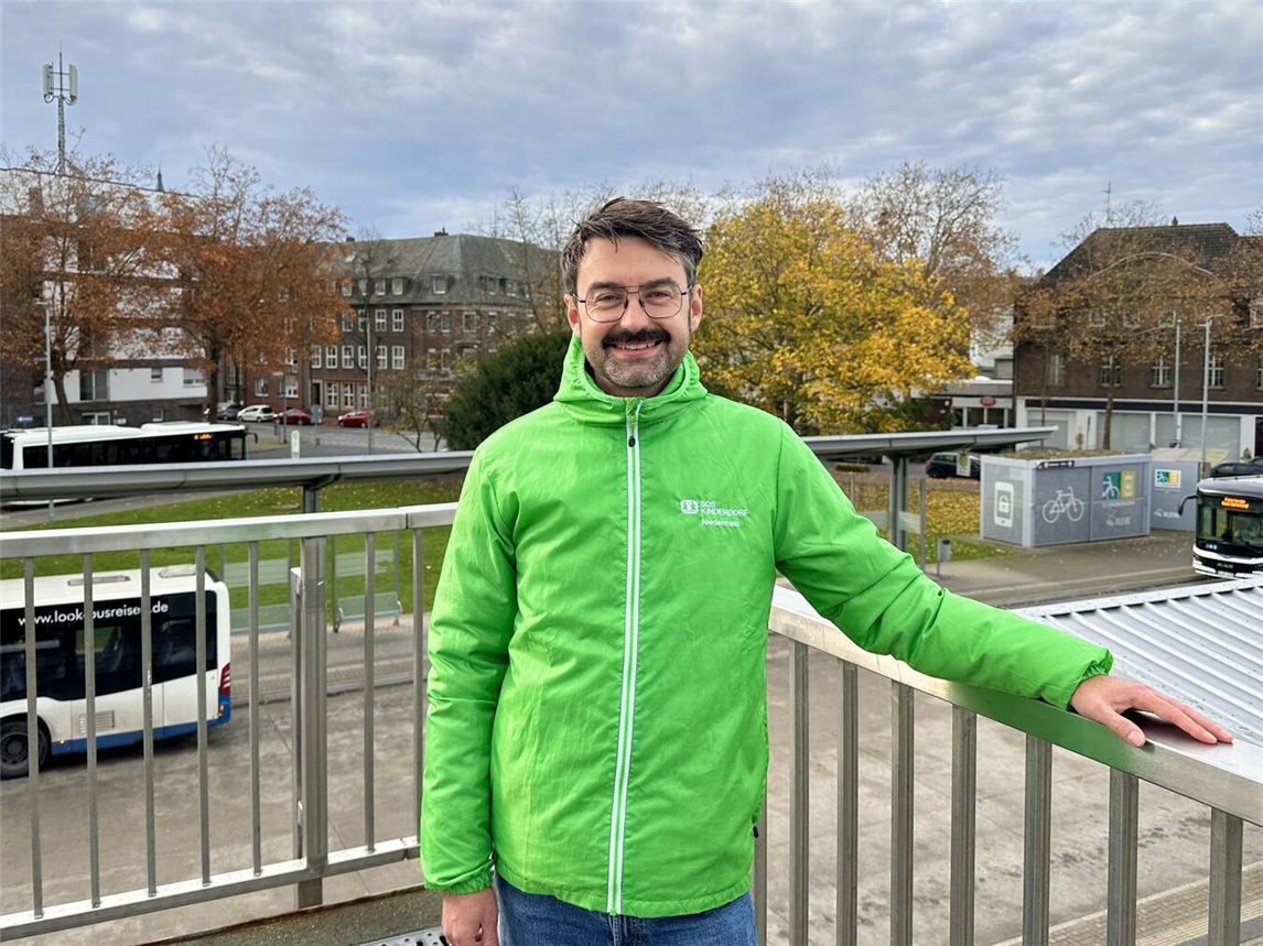 "Quartiersmanager Michael Gesikiewicz leitet Sicherheitsbegehung in Klever Unterstadt, organisiert vom SOS-Kinderdorf Niederrhein."
