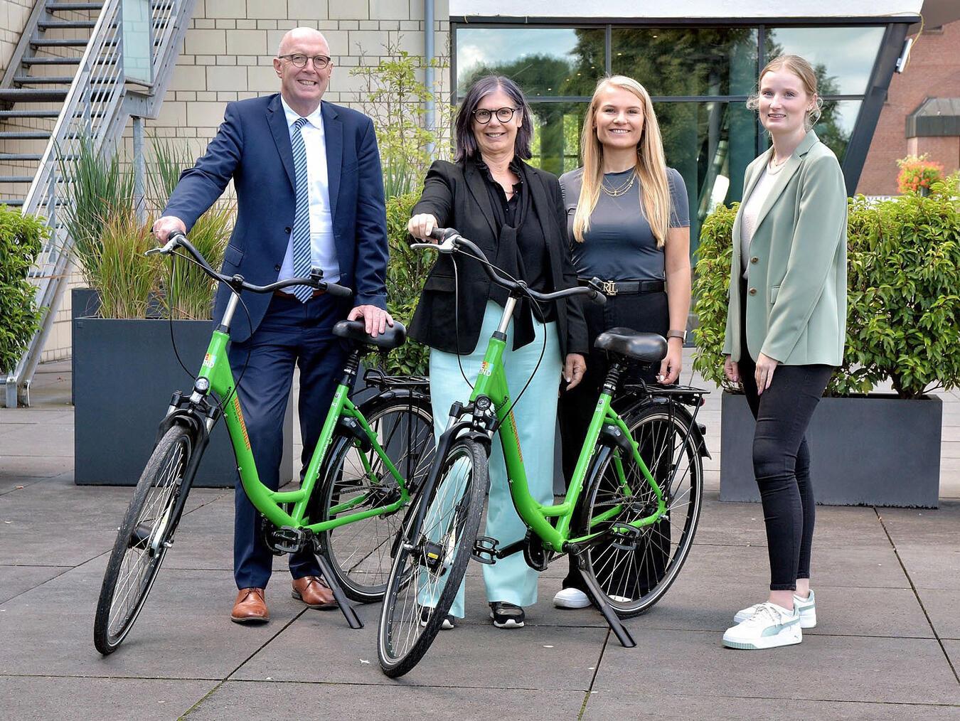 Rad zu vermieten: Landrat Christoph Gerwers, Martina Baumgärtner, Kathrin Peters und Corinna Strunk (v. l. n. r.) werben für das NiderrheinRad. NN-Foto: Rüdiger Dehnen