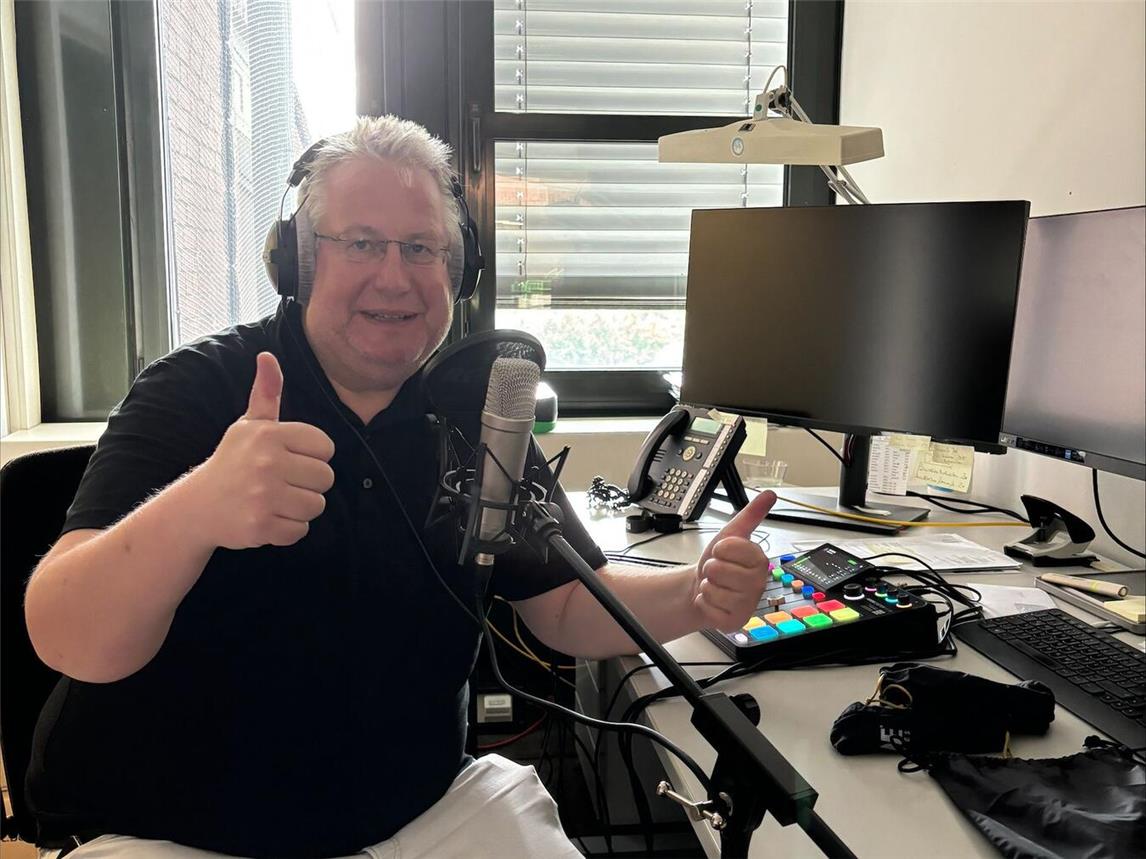 Radio K.W. Moderator Sebastian Falke im neu eingerichteten Notfall-Radio-Raum. Foto: privat