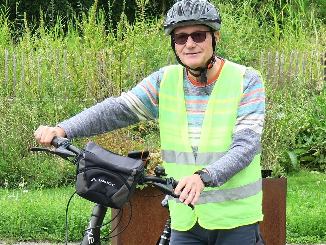 "Radwanderführer Manfred Korsten leitet Radtour von Geldern nach Alpen, lächelnd mit Fahrrad"