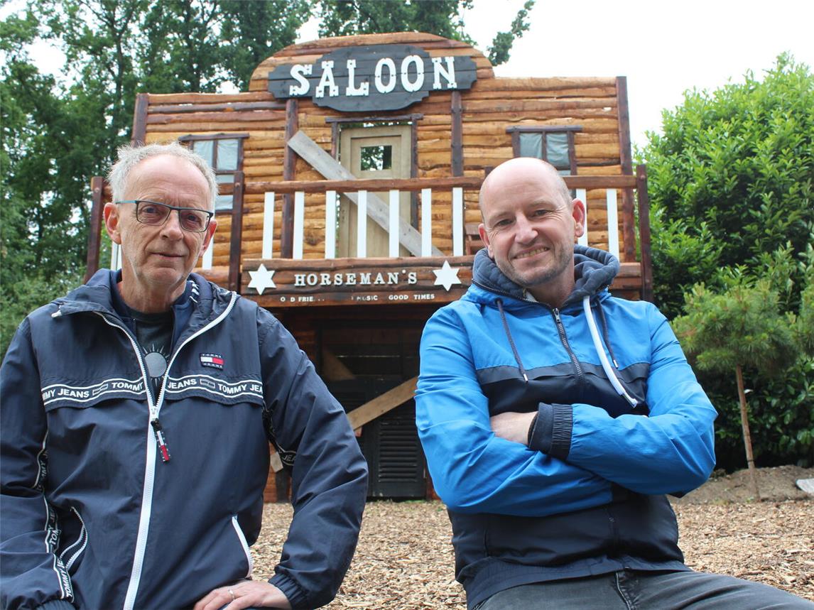 Rafael Keuler (r.) und Holger van Elten (l.) laden zur Jubiläumsveranstaltung der Karl-May-Festspiele Twisteden ein. NN-Foto: Thomas Langer