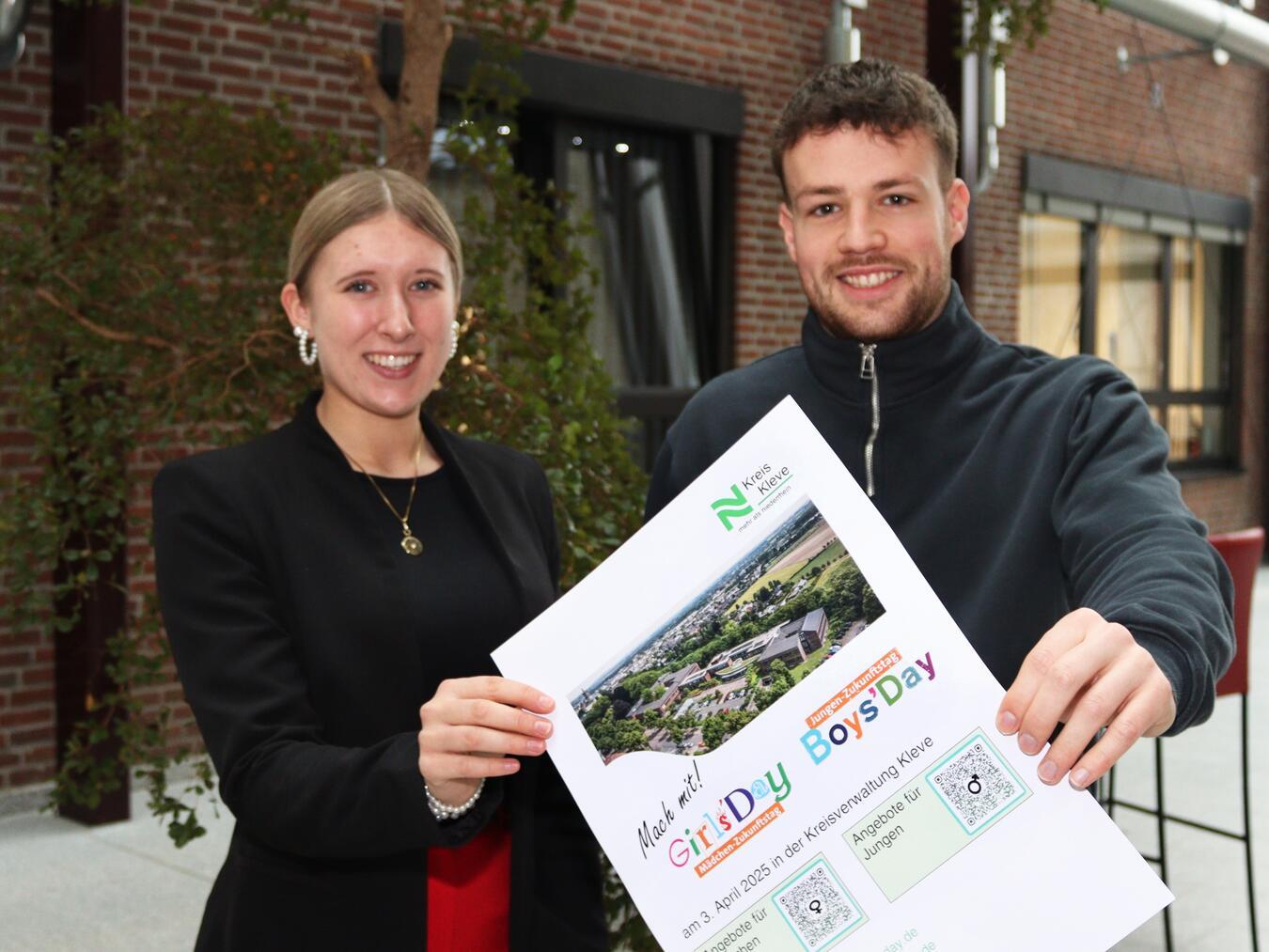 Rahel Beus und Marcel Wolters sind Auszubildende bei der Kreisverwaltung Kleve und bewerben den Aktionstag. Foto: © Kreis Kleve