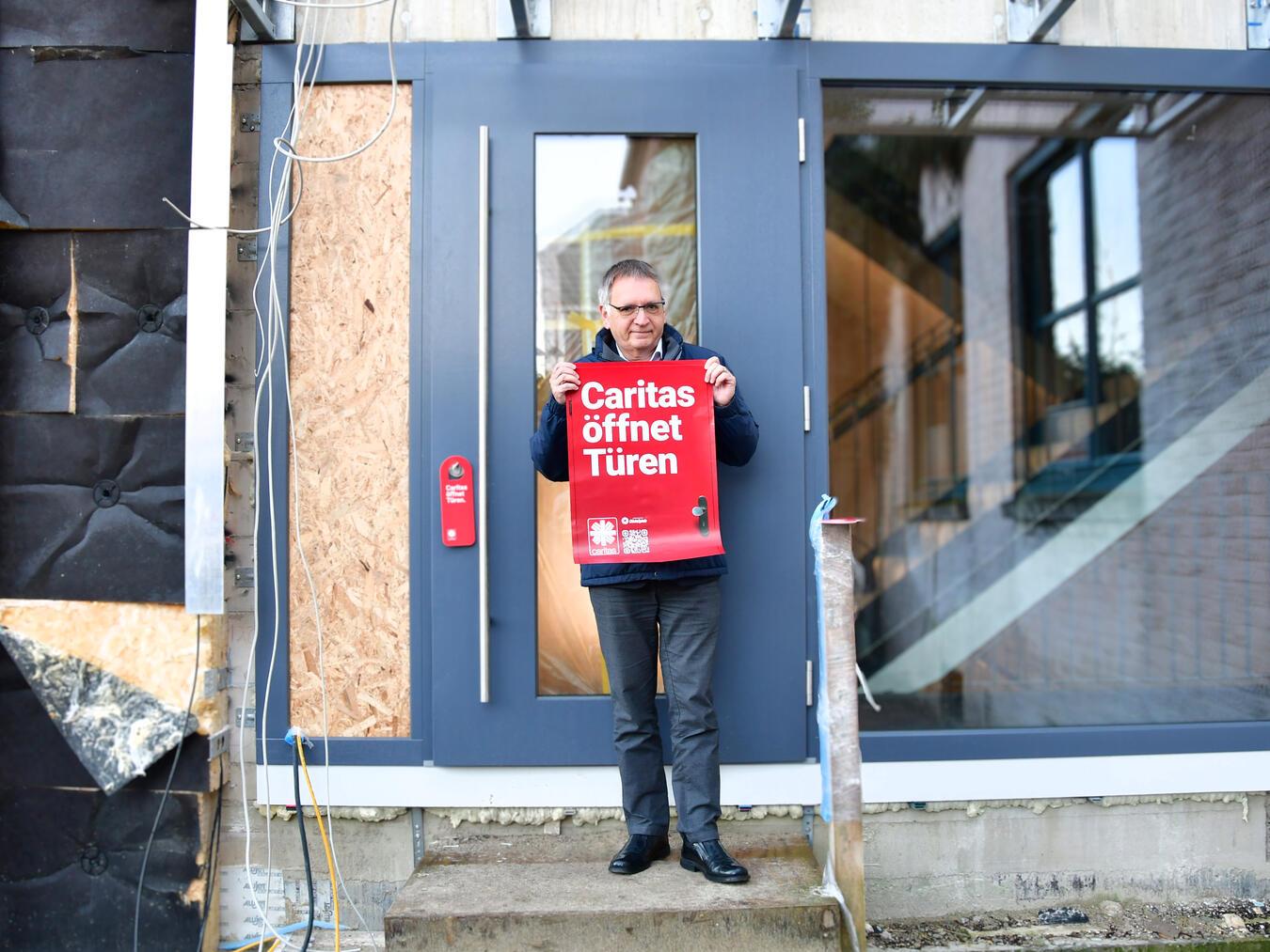 Rainer Borsch, Vorstand Caritas Kleve, vor dem Erweiterungsbau am Hauptstandort in Kleve. Foto: Caritas