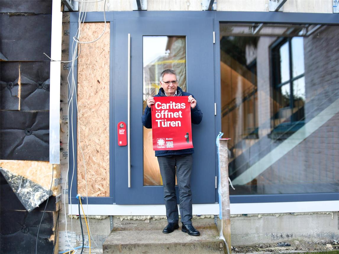 Rainer Borsch, Vorstand Caritas Kleve, vor dem Erweiterungsbau am Hauptstandort in Kleve. Foto: Caritas