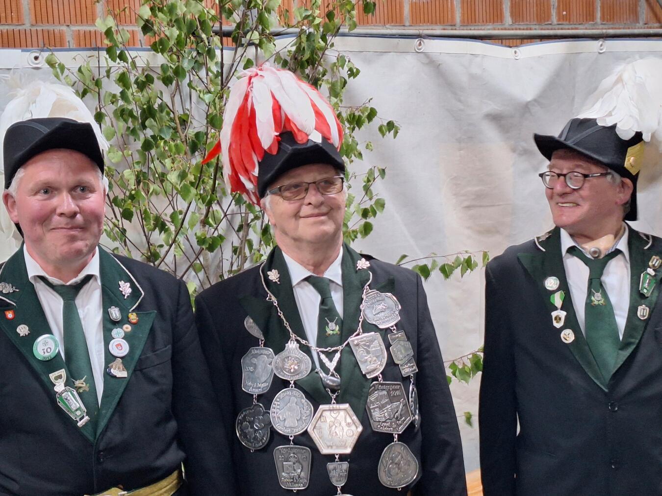 Rainer Brauwers, Franz Grundmann und Jakob Smitmans (v.l.) nach dem Königsschuss. Foto: privat