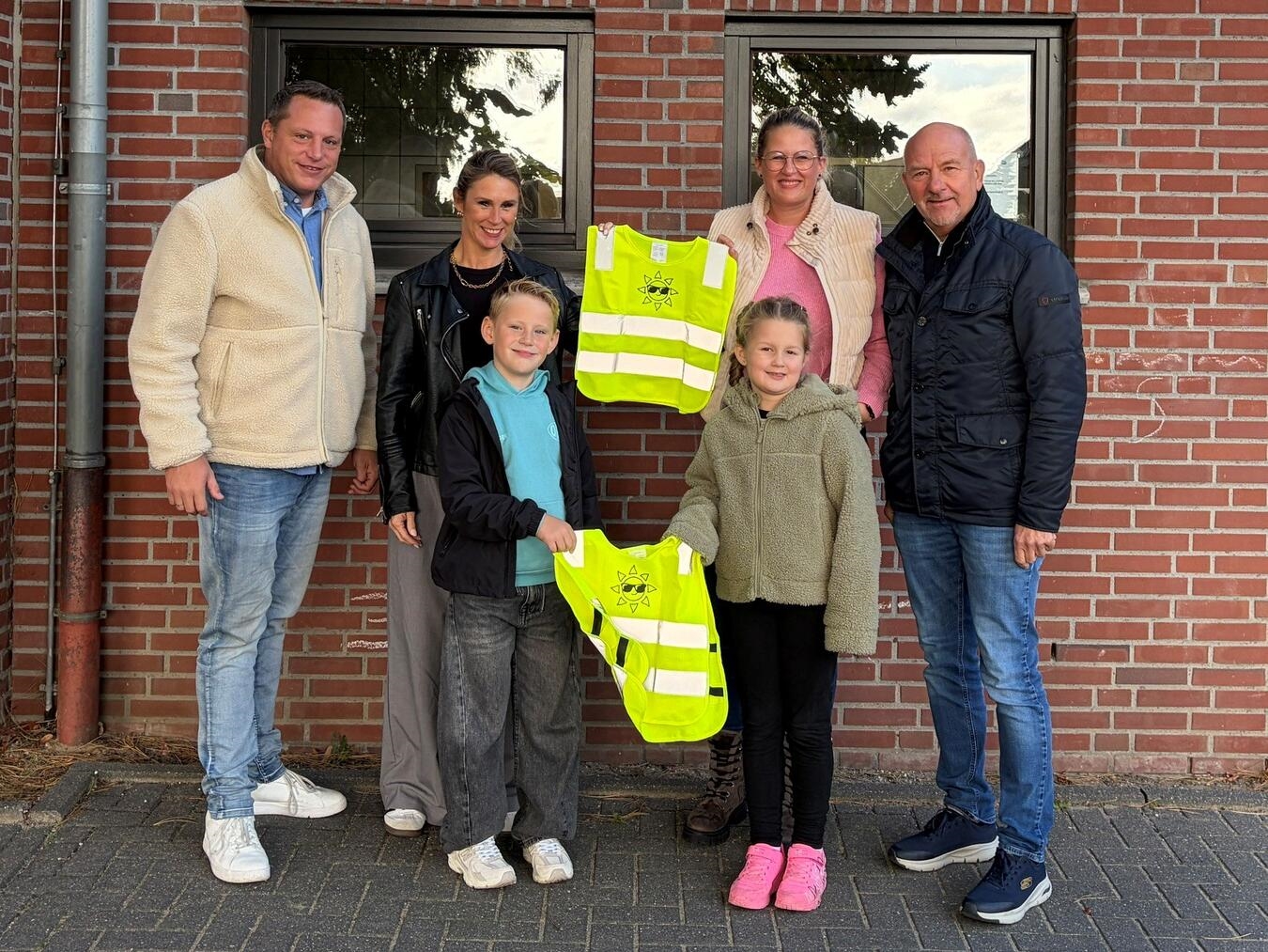"Rainer Conraths, Kathrin Goldau und Jessica sowie Sebastian Carls bei Übergabe in Herongen"