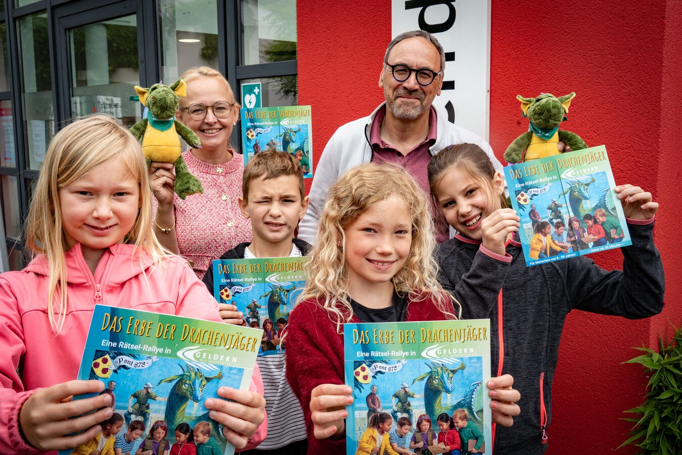 Rainer Niersmann und Jennifer Strücker gratulieren Schülern zur Drachen-Rallye-Erfolg, St.-Michael-Schule, Geldern.