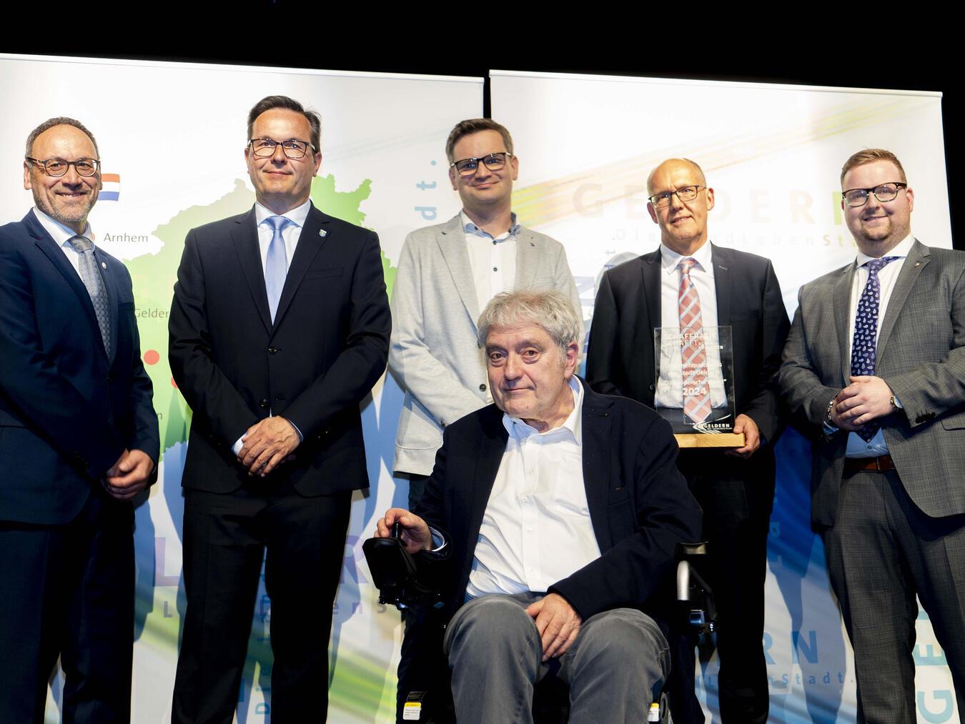 Rainer Niersmann (l.), Bürgermeister Sven Kaiser (2.v.l.) und Lucas van Stephoudt (r.) mit den Preisträgern Hejo Eicker, Dirk Devers (2.v.r.) und Alexander Hornen (3.v.l.).Foto: Stadt Geldern/Seybert
