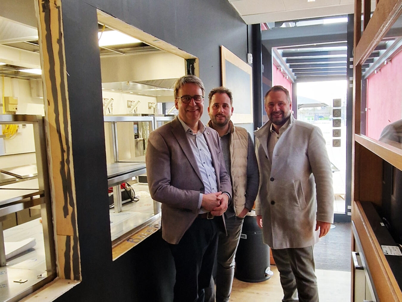 Ralf Berensmeier (Kreis Wesel), FZX-Leiter Ludwig Ingenhaag und Xantens Bürgermeister Rafael Zur (v.l.) in der neuen Kücheam Plaza del Mar. Foto: FZX