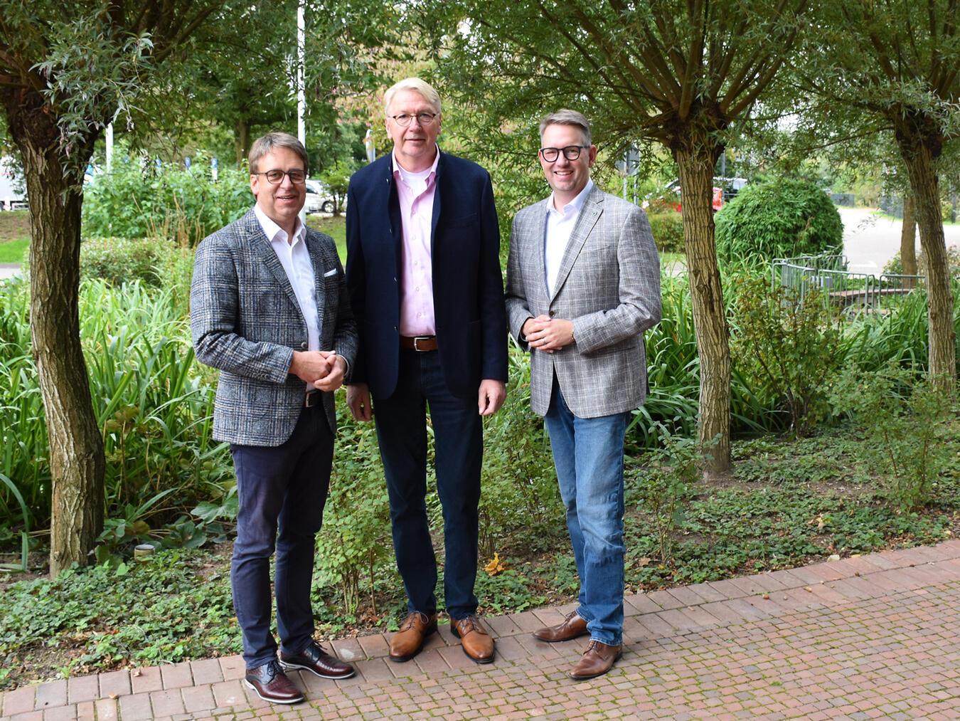 Ralf Berensmeier (l.) und Landrat Ingo Brohl (r.) begrüßen Rainer Rabsahl (m). Foto: Kreis Wesel