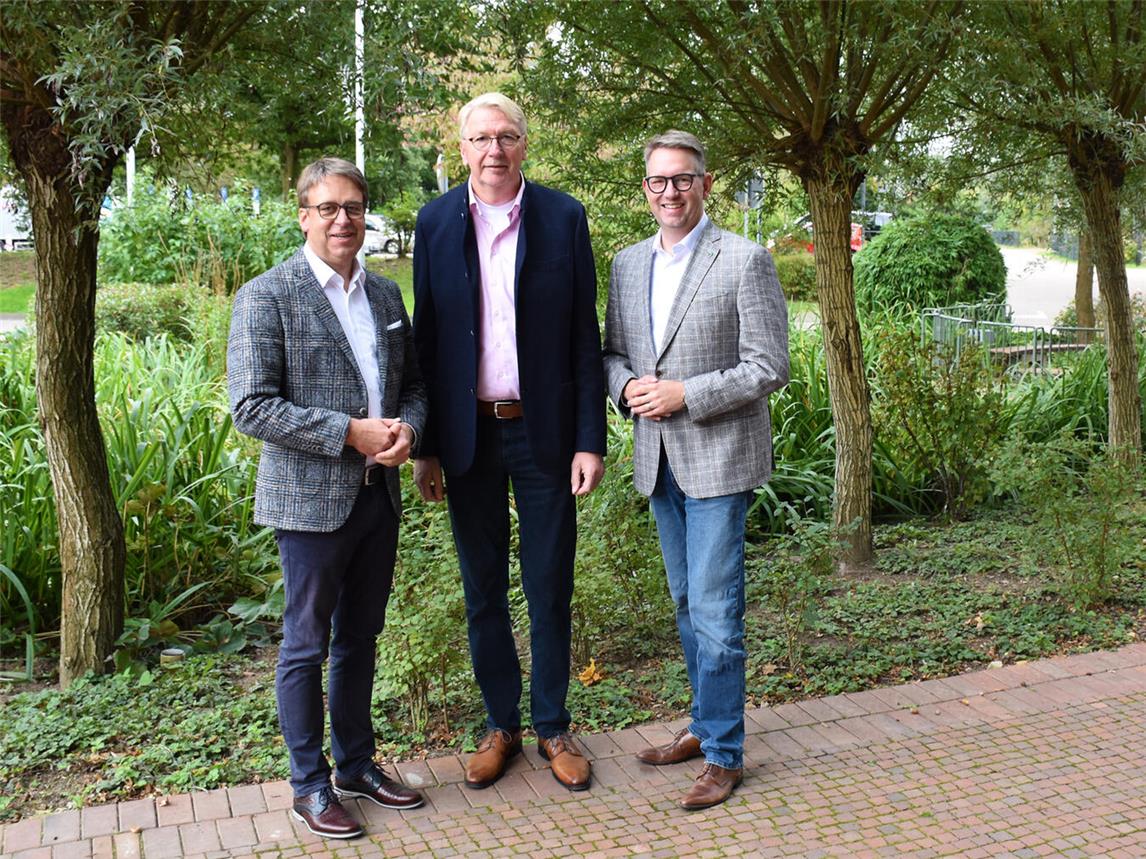 Ralf Berensmeier (l.) und Landrat Ingo Brohl (r.) begrüßen Rainer Rabsahl (m). Foto: Kreis Wesel