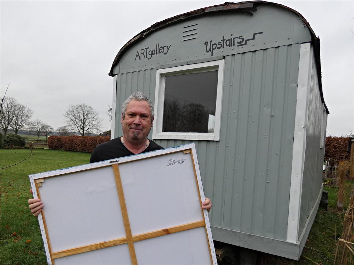 Ralf Buchholz machte aus einem alten Bauwagen die Galerie ,,UpStairs“. Foto: privat