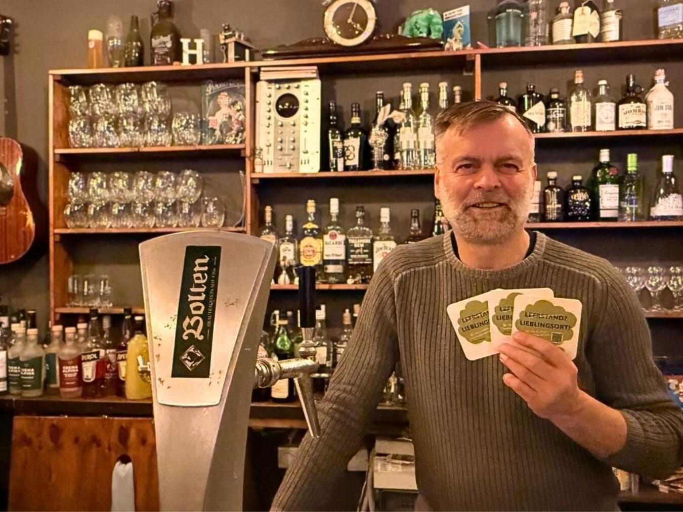 Ralf Daute (Zentrale) präsentiert die Bierdeckel, die in der lokalen Gastronomie für Aufmerksamkeit sorgen. Foto: WTM