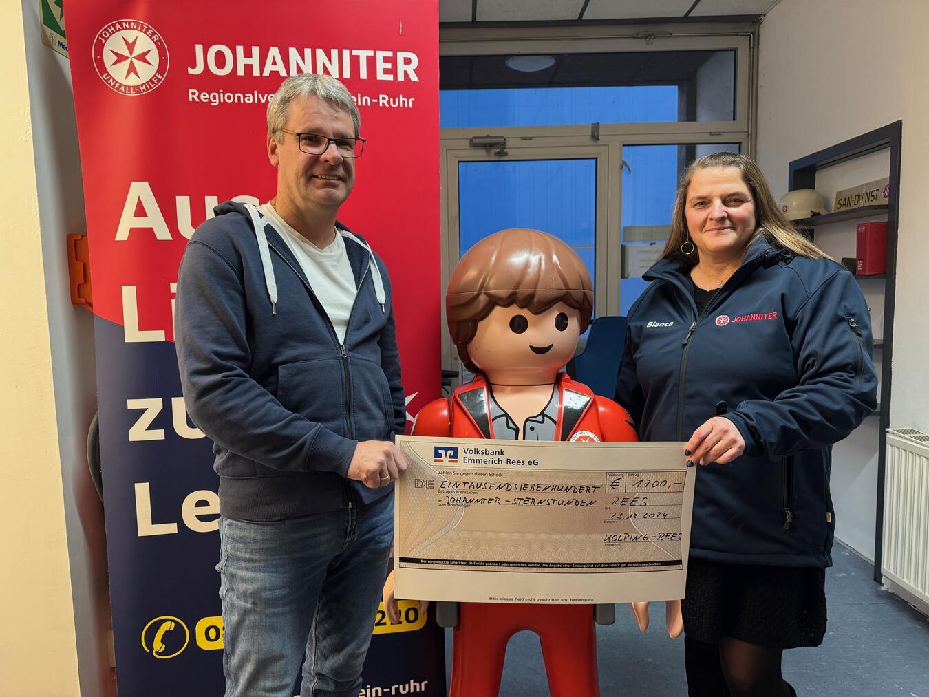 Ralf Joris übergibt Namen der Kolpingsfamilie Rees eine Spende an Bianca Wieners von den Johannitern in Emmerich. Foto: privat