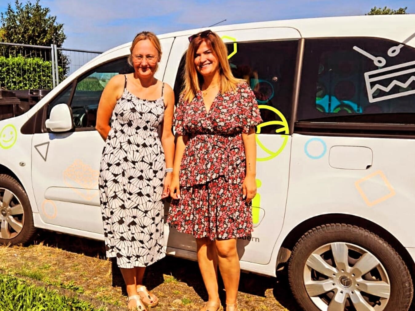"Ramona Geneit und Amina Mamo am Spielmobil in Emmerich, freuen sich auf Besucher"