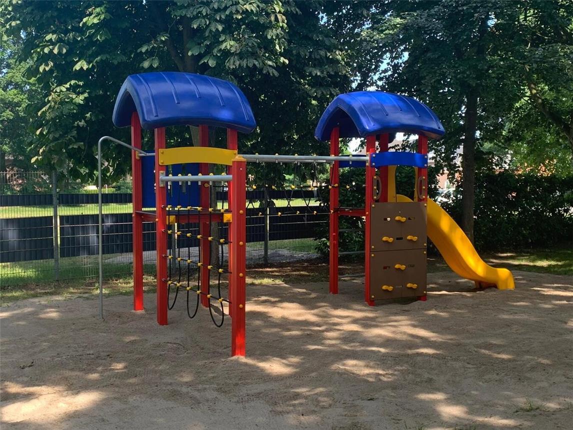 „Raum für Freude, Bewegung und Miteinander“ bieten die neuen Spielgeräte am Kapaunenberg, die dank der Unterstützung von Margret Schmidtkamp angeschafft werden konnten. Foto: privat
