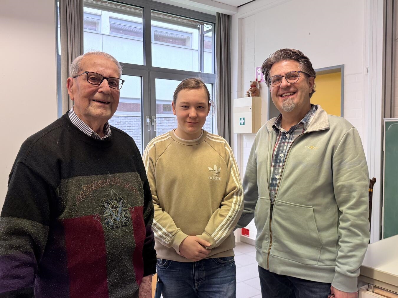 Realschüler Niels Lubbers (M.) stellte den Kontakt zu Erwin Roes (li.) für den Besuch in seiner Klasse her, den auch Schulleiter Thomas Wenning (re.) begleitete. Foto: Dirk Kleinwegen