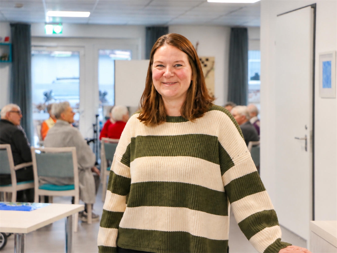 Rebecca Worschischek von Caritas lädt zum Tanzcafé für Senioren in Kevelaer ein, organisiert mit Netzwerk Alter & Demenz.
