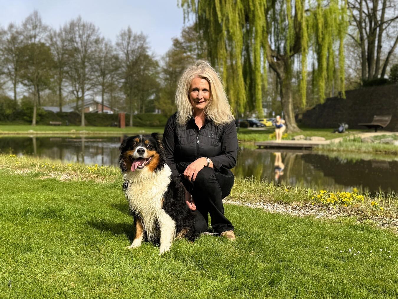 Reeser Stadtführerin seit mehr als 20 Jahren – jetzt auch mit Vierbeiner: Jutta Groot-Severt und Hündin Lilly. Foto: Stadt Rees