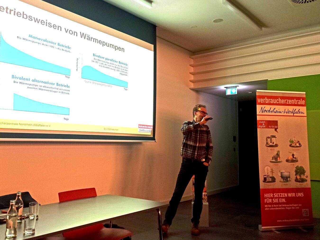 Referent Diplom-Ingenieur Dietmar Bernhardi informierte in der Bofrost-Halle.Foto: Stadt Straelen