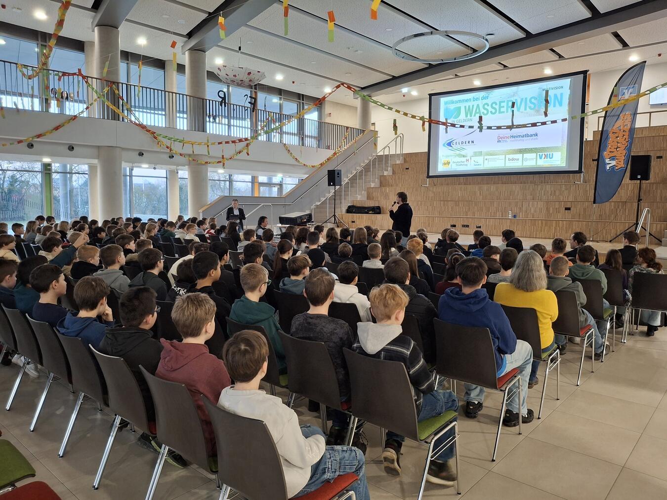 Referent Max Menkenhagen informierte in der Realschule An der Fleuth über das Projekt „Wasservision“.Foto: privat