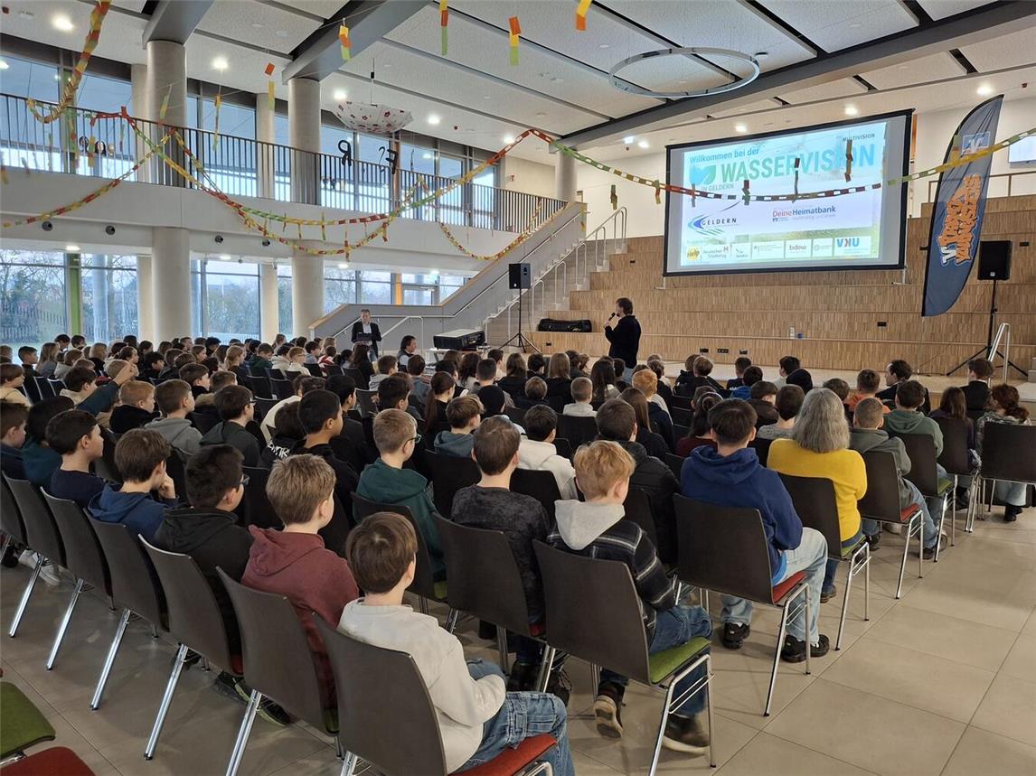 Referent Max Menkenhagen informierte in der Realschule An der Fleuth über das Projekt „Wasservision“.Foto: privat