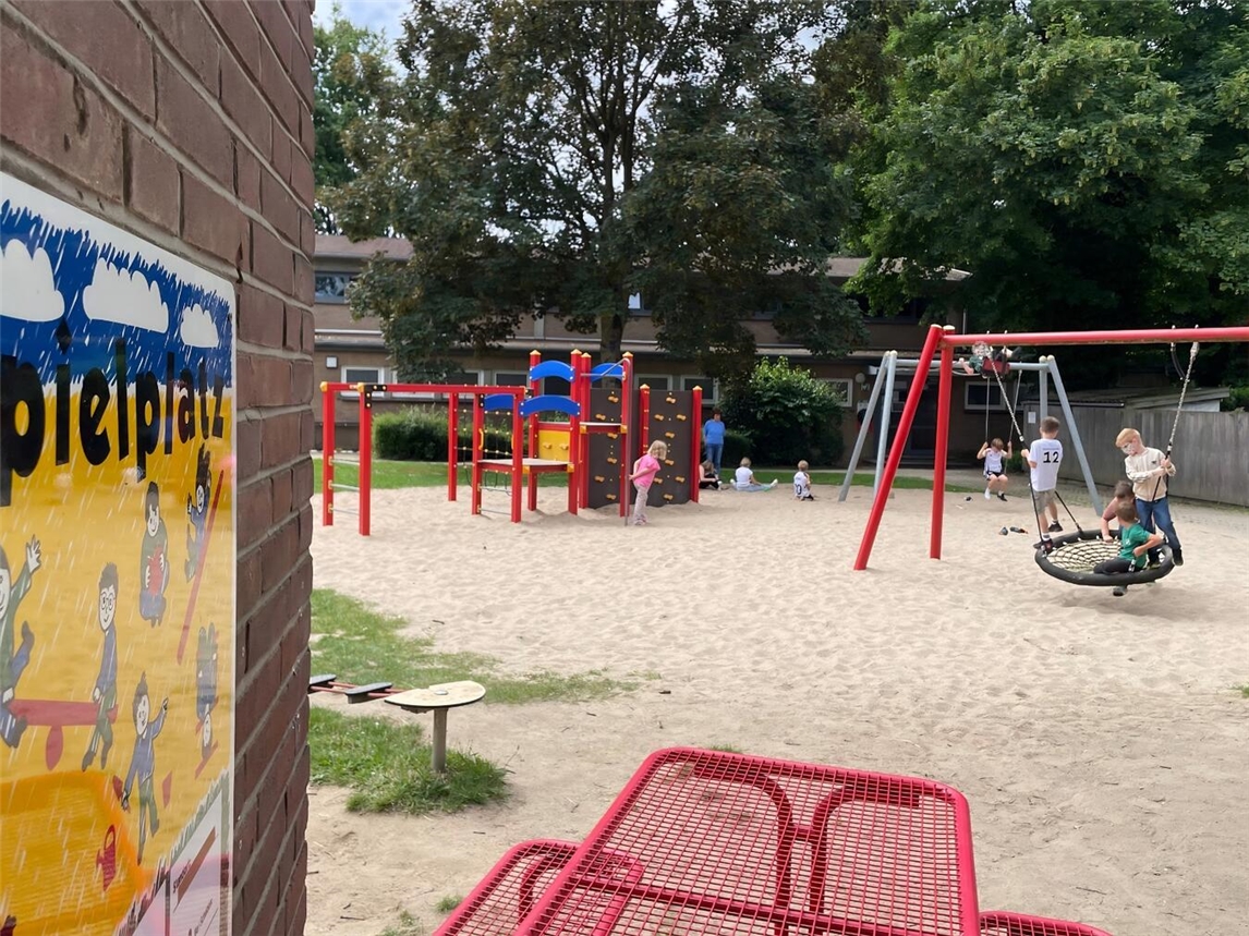 "Spielplatz an der Michael Grundschule Praest, Kinder spielen; Foto Stadt Emmerich"