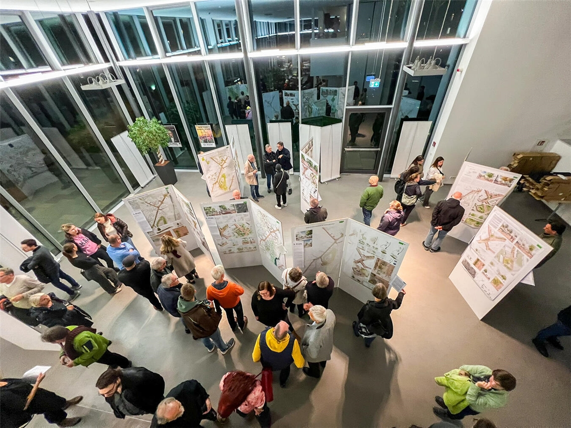 Reges Interesse zeigte man bei der Eröffnungsveranstaltung am Dienstagabend. In den nächsten Tagen gibt es weitere Gelegeneheiten, sich die Tafeln anzusehen. Foto: Stadt Kleve
