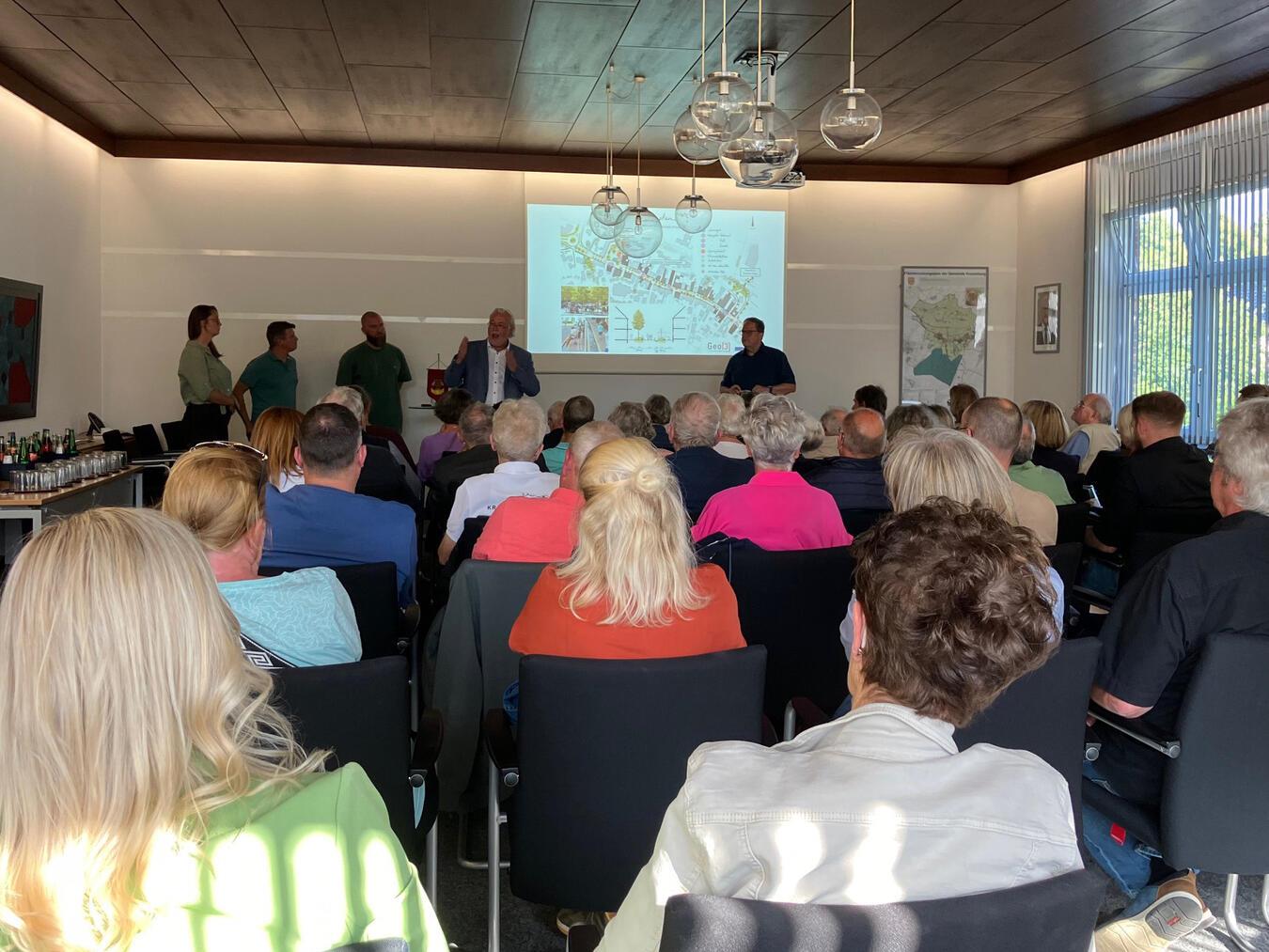 Bachlauf durch die Große Straße Reges Interesse zeigten die Kranenburger Bürger. Es ging und geht um die Neugestaltung des Ortskerns.Foto: Gemeinde Kranenburg