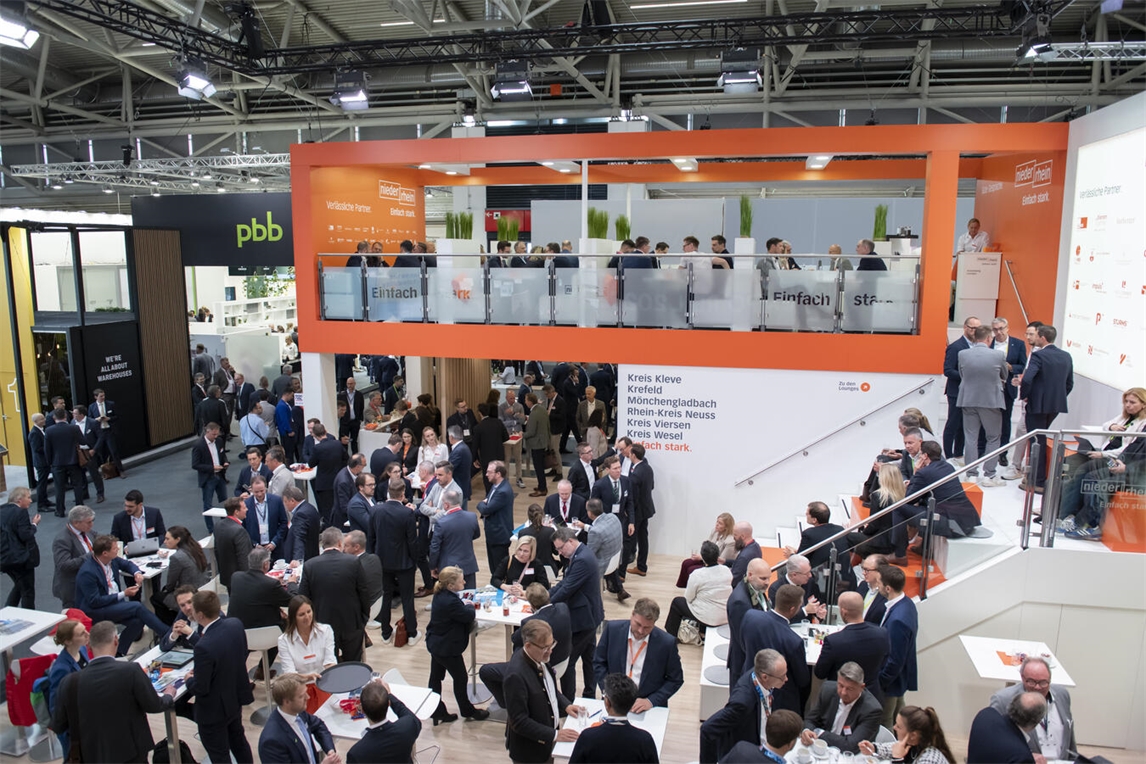 "Messestand der Standort Niederrhein GmbH mit vielen Besuchern, Networking-Event"