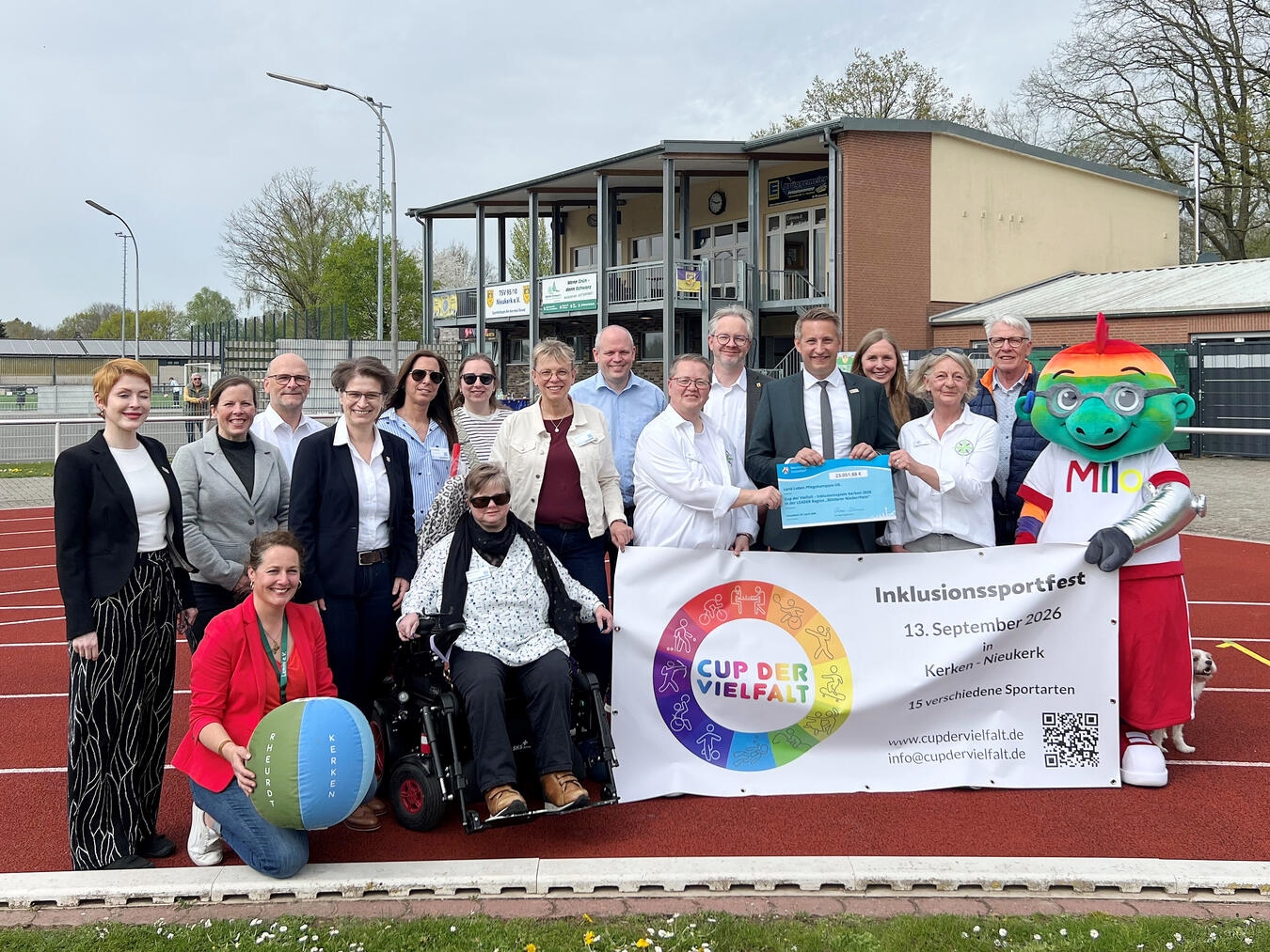 Regierungspräsident übergibt Förderscheck für „Cup der Vielfalt“ mit Bürgermeisterin und Leader-Region-Vorsitzendem.