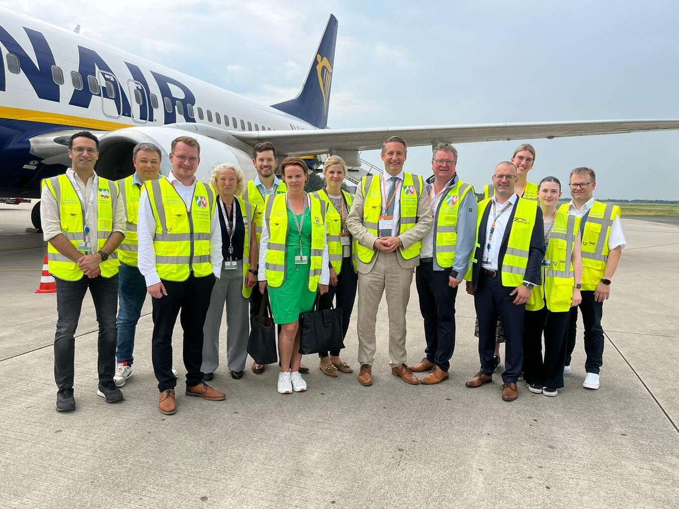 Regierungspräsident besucht Flughafen Regierungspräsident Thomas Schürmann und Bürgermeister Georg Koenen besuchen den Airport Weeze und erhalten einen Einblick in den täglichen Betrieb. Foto: privat