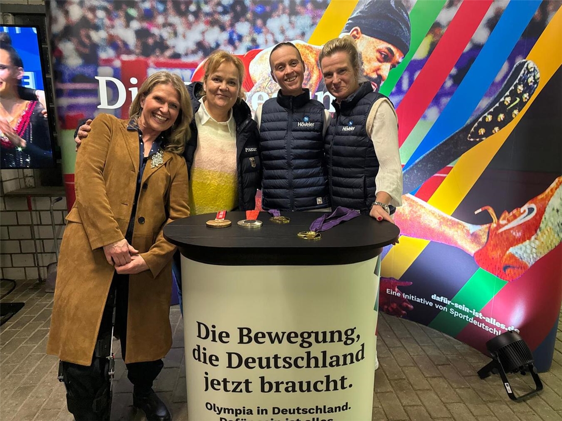 Regine Mispelkamp genießt erfolgreichen Parasport-Abend mit Gästen. Foto von Gina Priss.