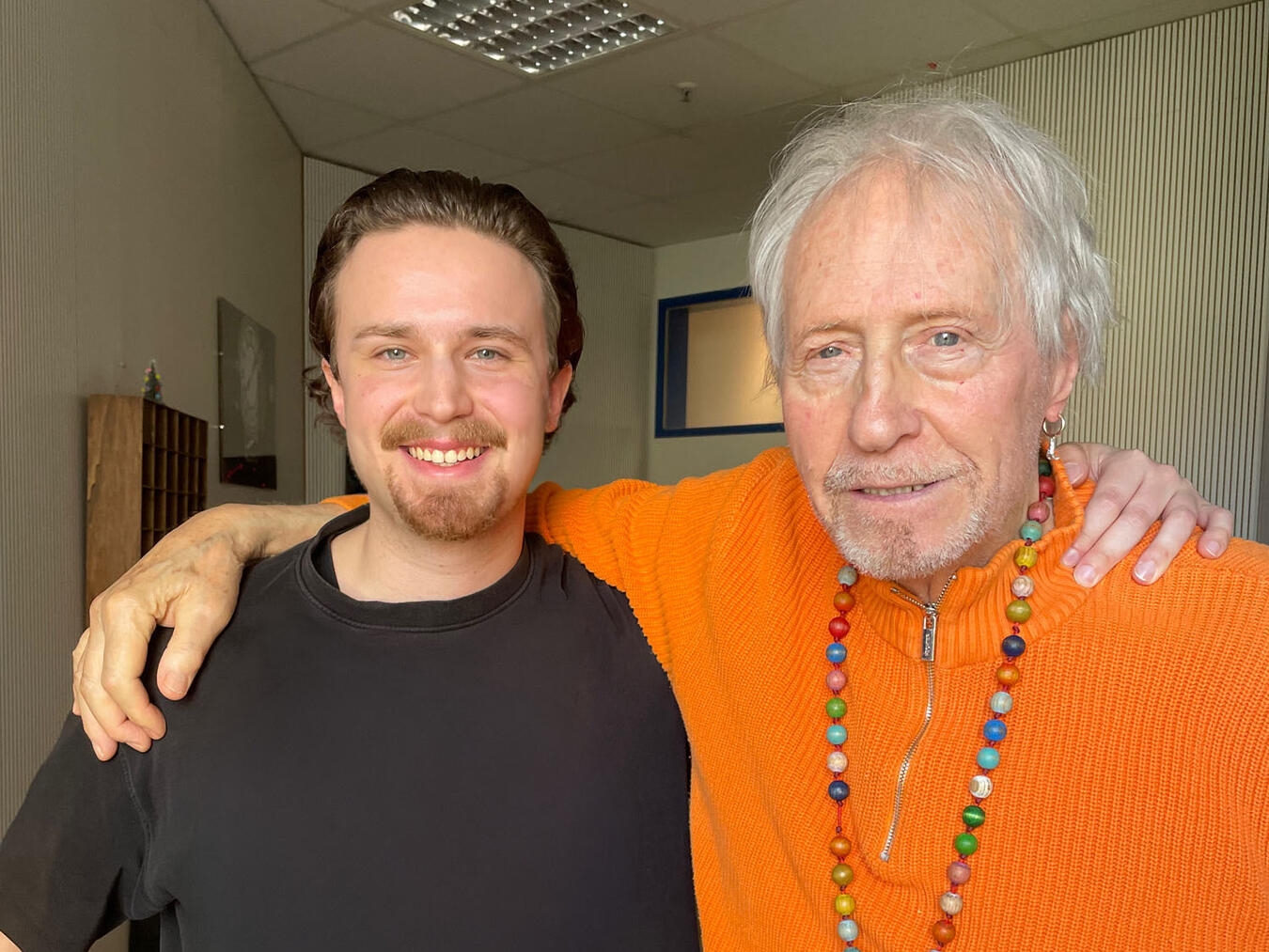 "Regisseur Max Wendt mit Synchronsprecher Reiner Schöne bei einem Treffen"