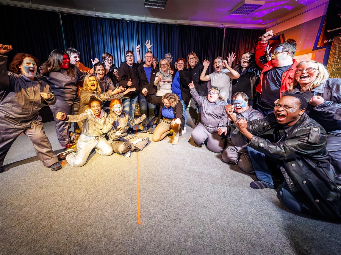 Regisseurin Anna Zimmermann-Hacks kündigt „die Premiere von Science-Fiction bei der TheaterWerkstatt“ an. Foto: Dirk Verweyen