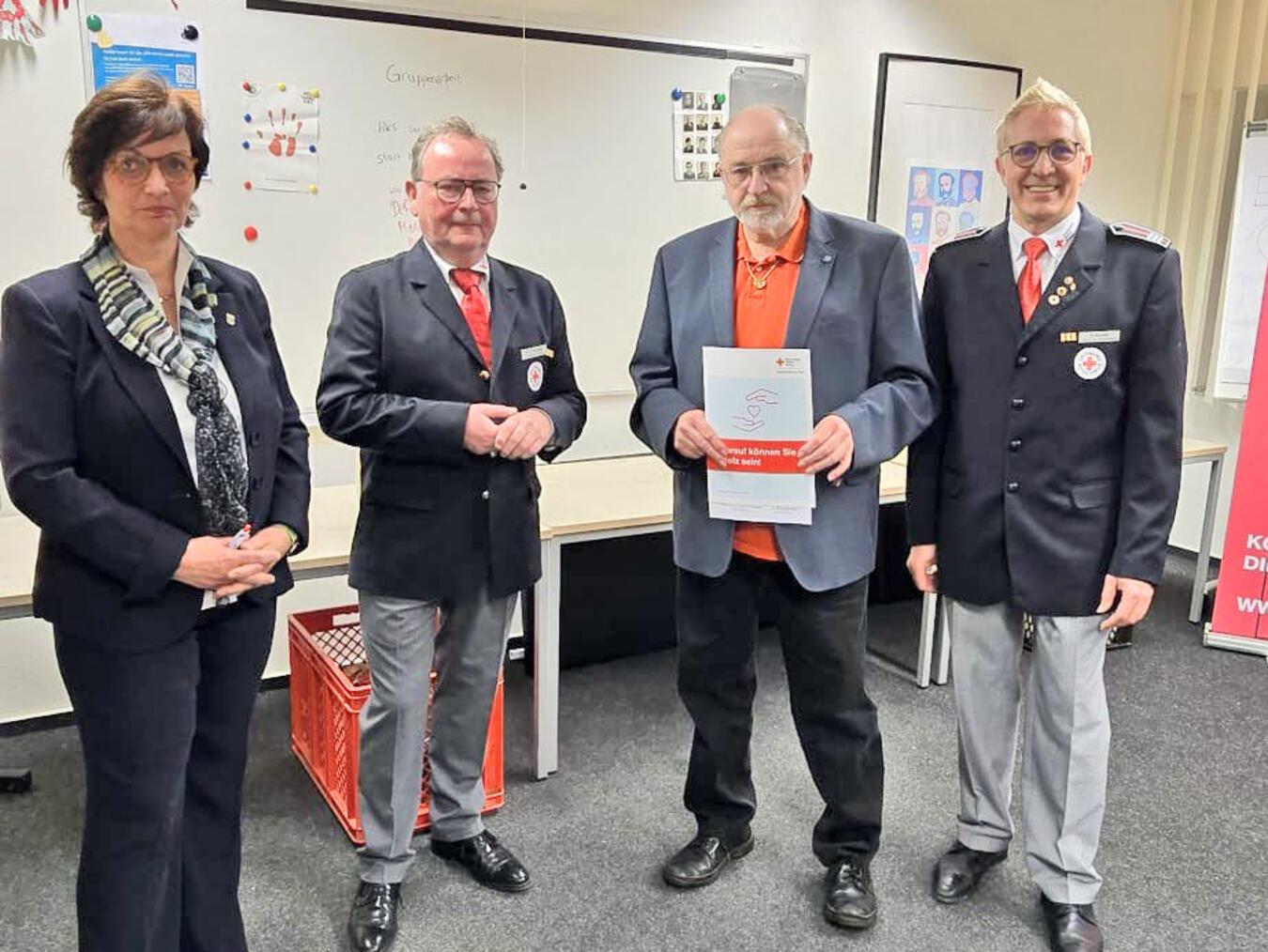 Reiner Keisers (2. v.r.) wurde für 175-maliges Blutspenden ausgezeichnet. Foto: privat