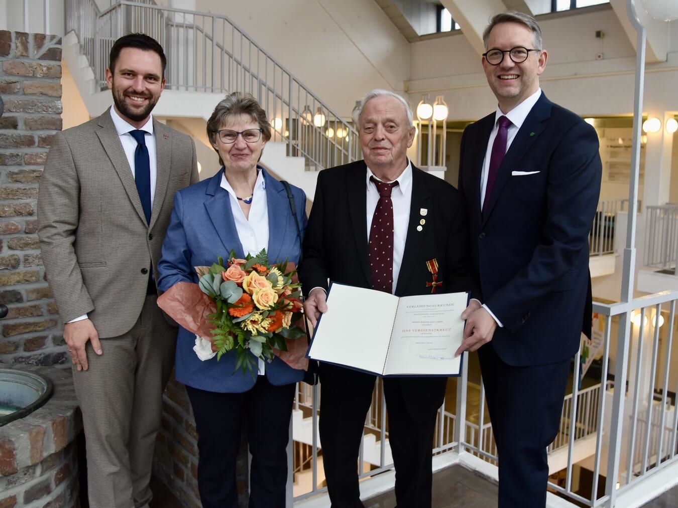 Reiner Lampe (2.v.r.) bekam das Verdienstkreuz von Landrat Ingo Brohl (r.) überreicht. Foto: Kreis Wesel