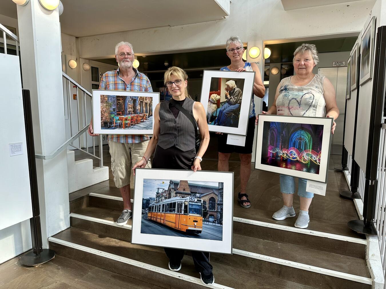Aus dem Kopf in die Kamera und auf die Leinwand Reiner Sievers, Ulrike Albers-Riegel, Petra Drießen und Christa Haas (v.l.) mit ihren Werken. NN-Fotos (2): SP