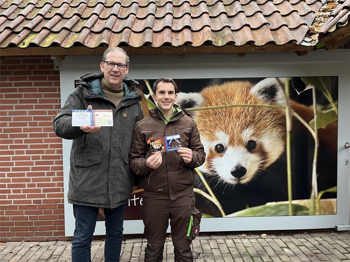 Reinhard Berens (l.) und Martin Polotzek präsentieren das neue Kombiticket. Foto: Tiergarten Kleve