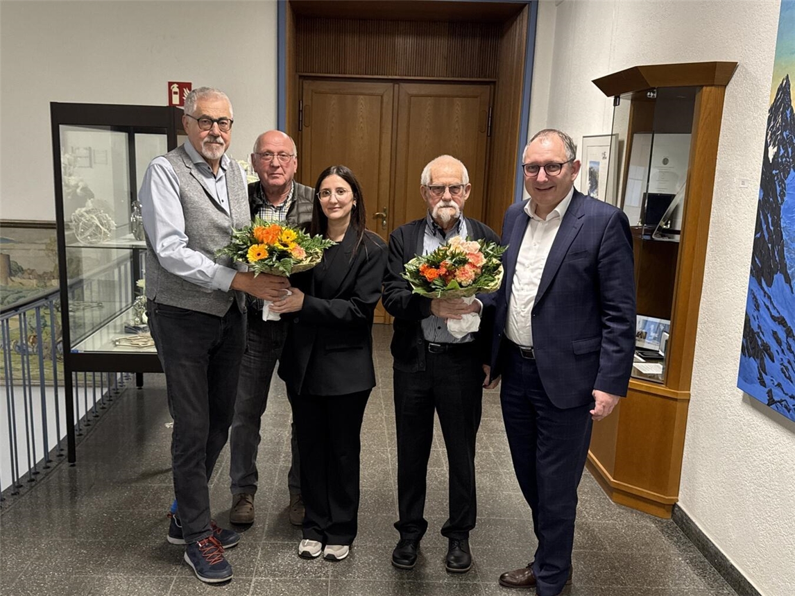 Reinhard Tiemann (li.) übernimmt den Vorsitz des Reeser Seniorenbeirats von Dietmar Bender (2. v. re.); mit dabei: (v. li.) Reinhard Tiemann, Josef Theyßen (stellv. Vorsitzender), Hicran Erzi (Büro des Seniorenbeirats), Dietmar Bender und Reeser Bürgermeister Sebastian Hense. Foto: Stadt Rees