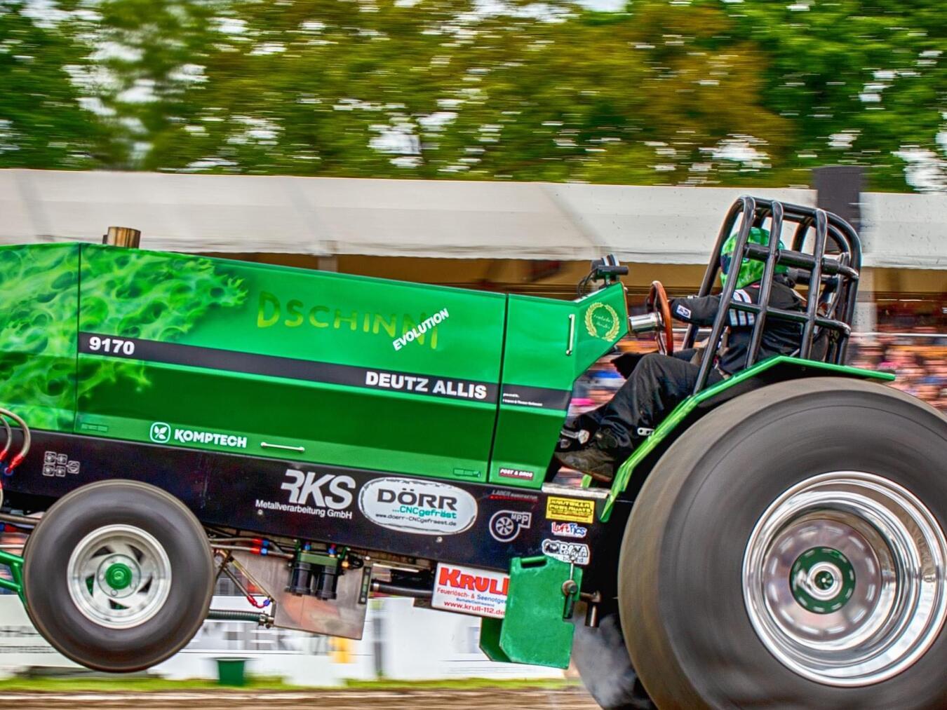 Traktoren im PS-Rausch Reist aus Everswinkel an: Thomas Martmann mit „Dschinni Evolution“. Foto: Luft Pics