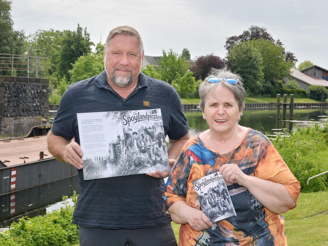 "Renate Anna Becker und Clemens Venmans an der Schleuse, Foto von Rüdiger Dehnen"